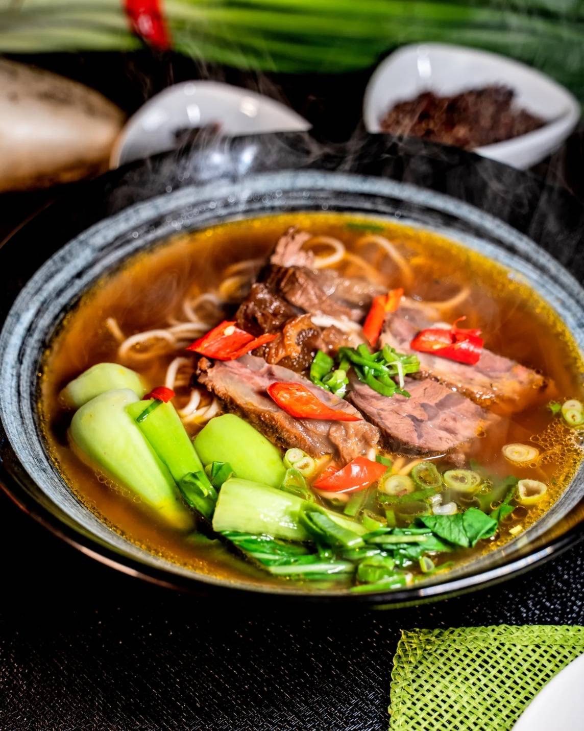 招牌牛肉麵:紅燒湯頭、大塊牛肉與Q彈麵條熱氣蒸騰