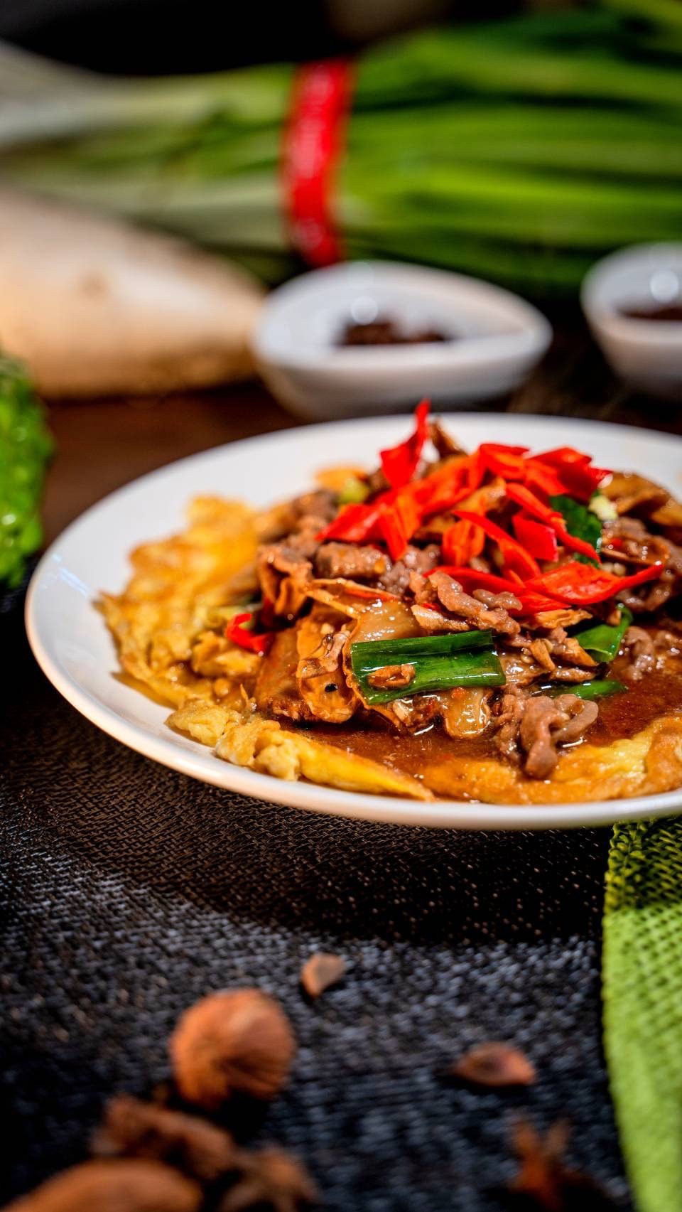 麻辣牛烘蛋：金黃烘蛋鋪上麻辣牛肉與紅椒絲
