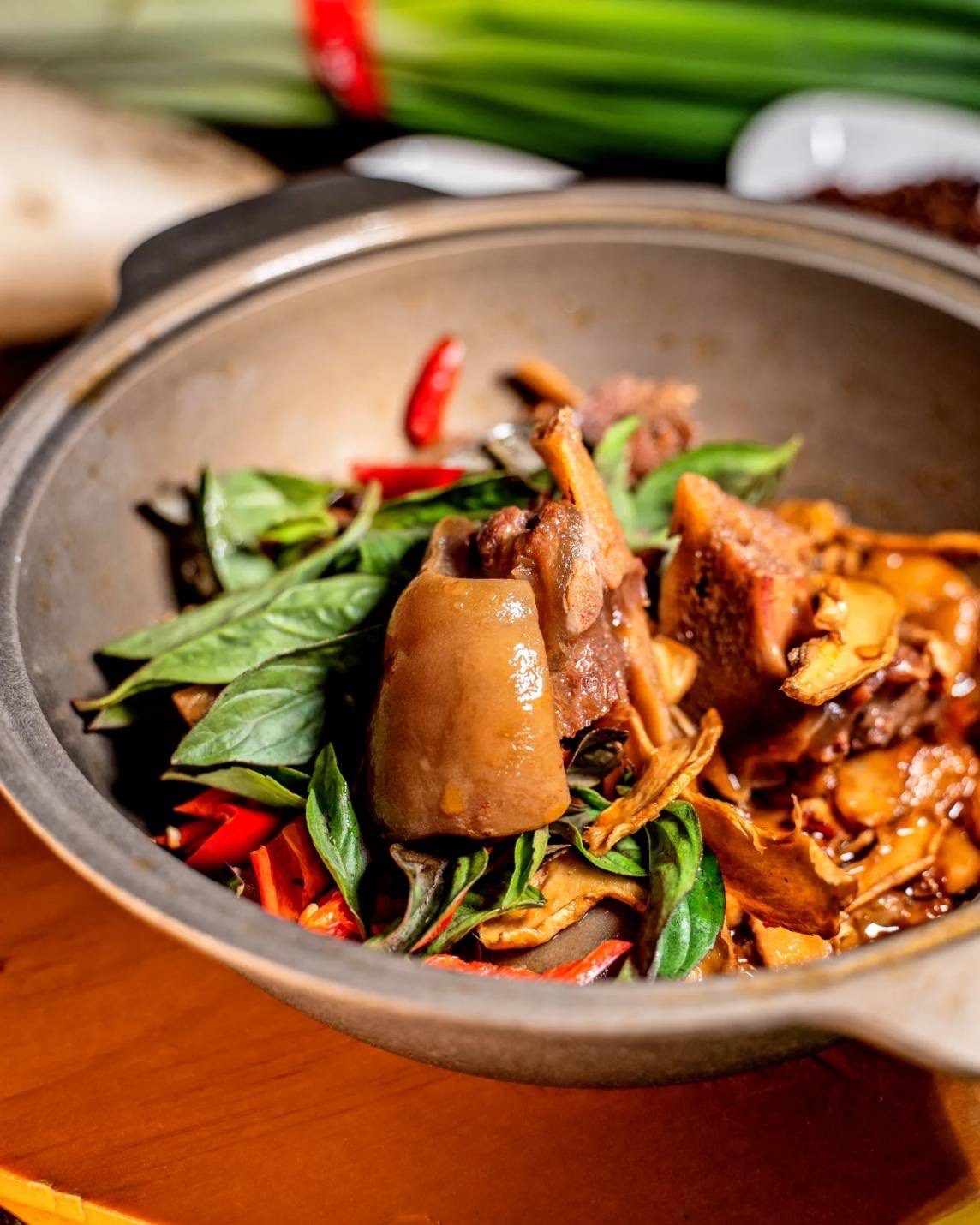 三杯牛肉砂鍋:麻油薑香與九層塔,熱氣騰騰