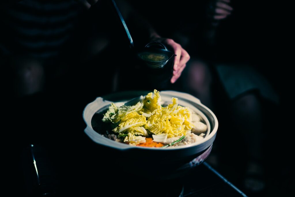 深色背景中端上桌的一鍋熱湯料理